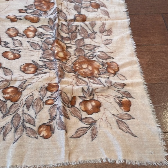 Neutral tones flower scarf - Picture 2 of 4
